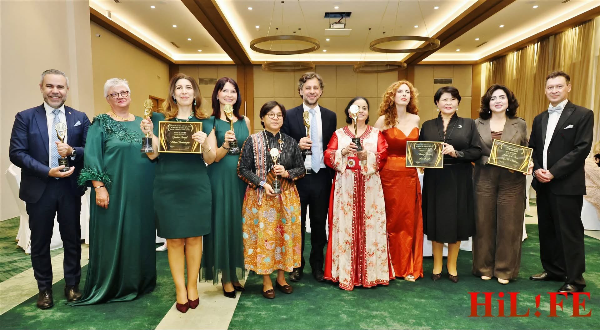 Ефемия Фард позира за снимка с част от наградените участници на Golden Femi Film Festival 