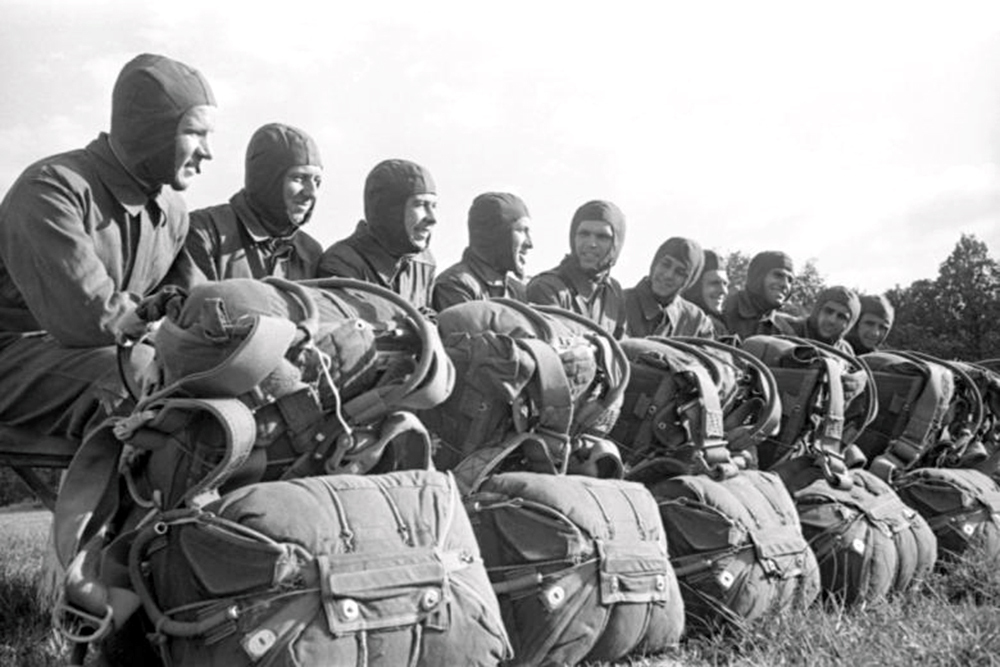 Первый парашютный десант 2 августа 1930 года, с которого началась история ВДВ России.