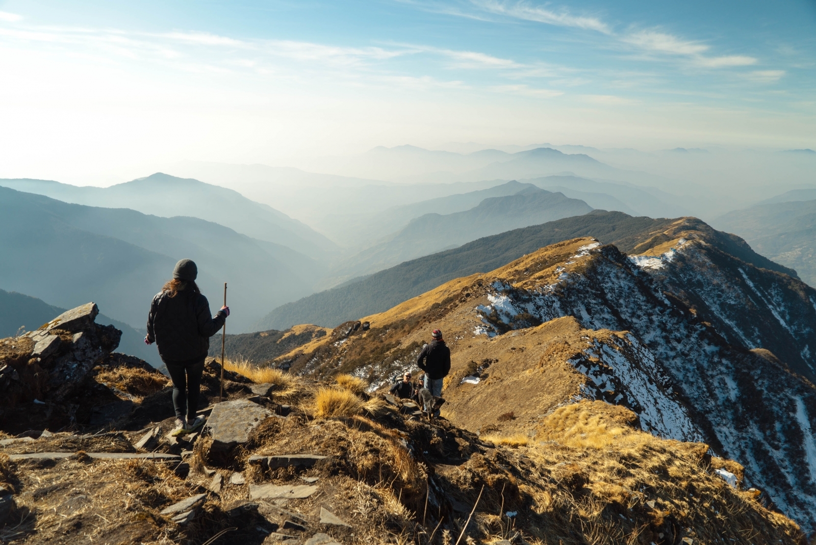 Zwei Menschen wandern auf Gebirgspass