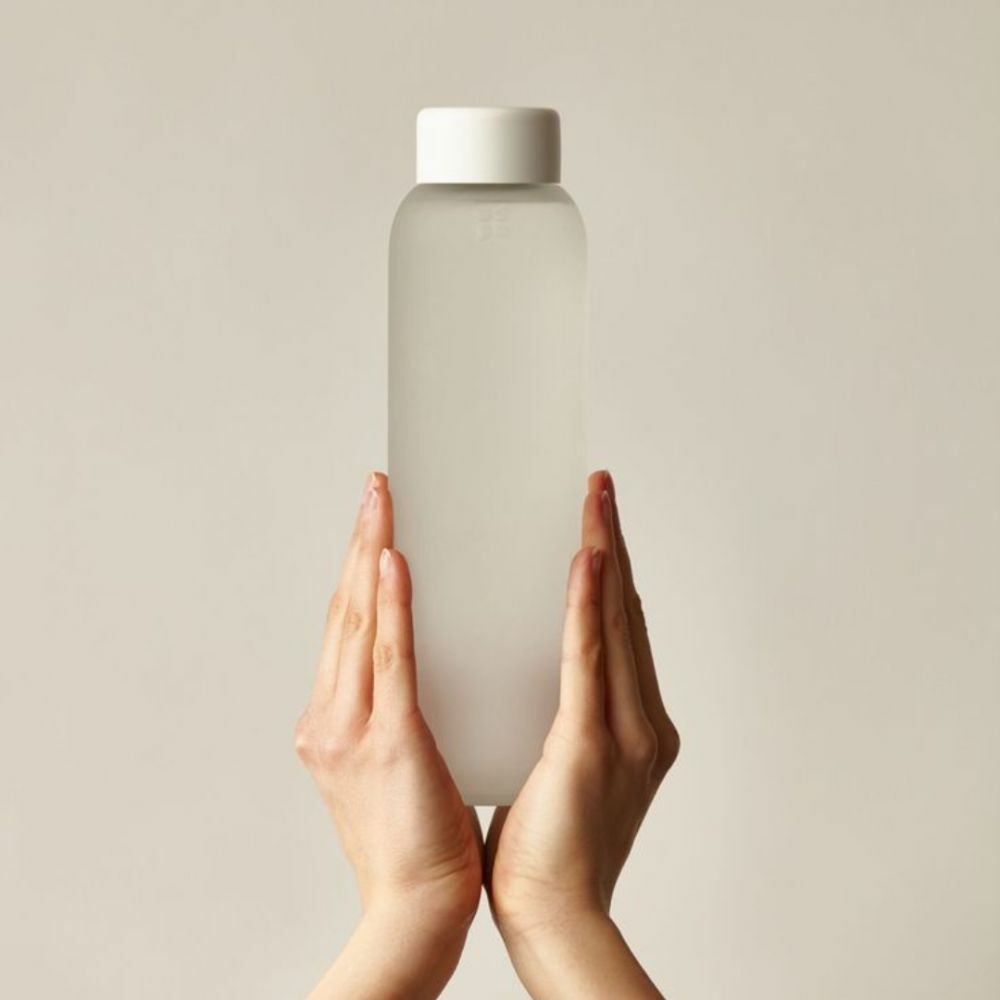 Бутылочка в руках — символ концентрированной формулы