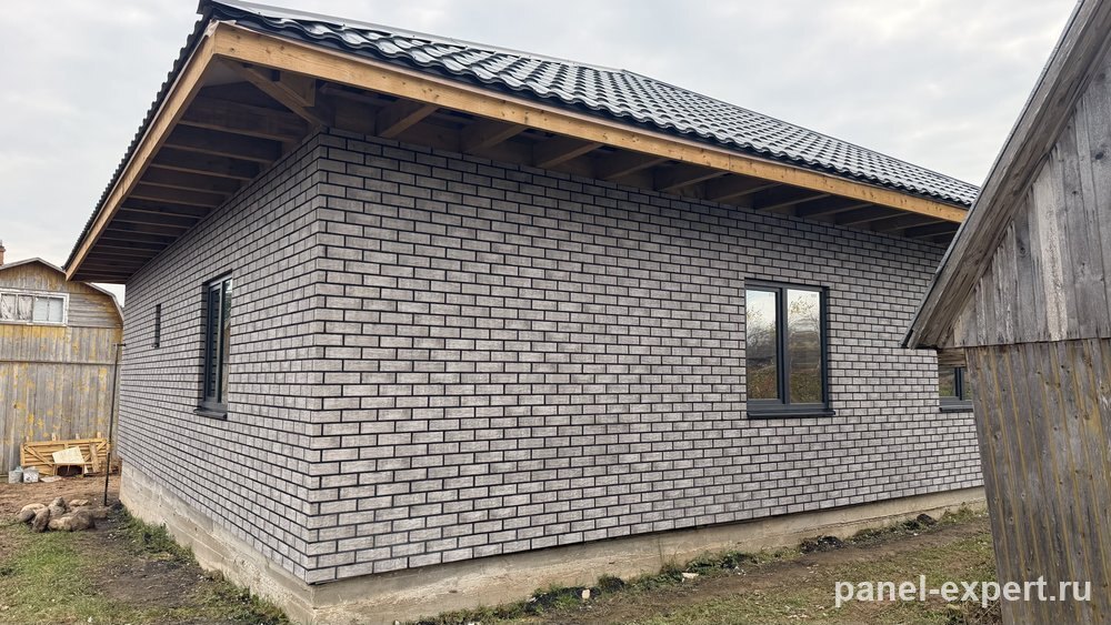 Частный дом в Становом, Калужская область, в термопанелях Brick Wall серый