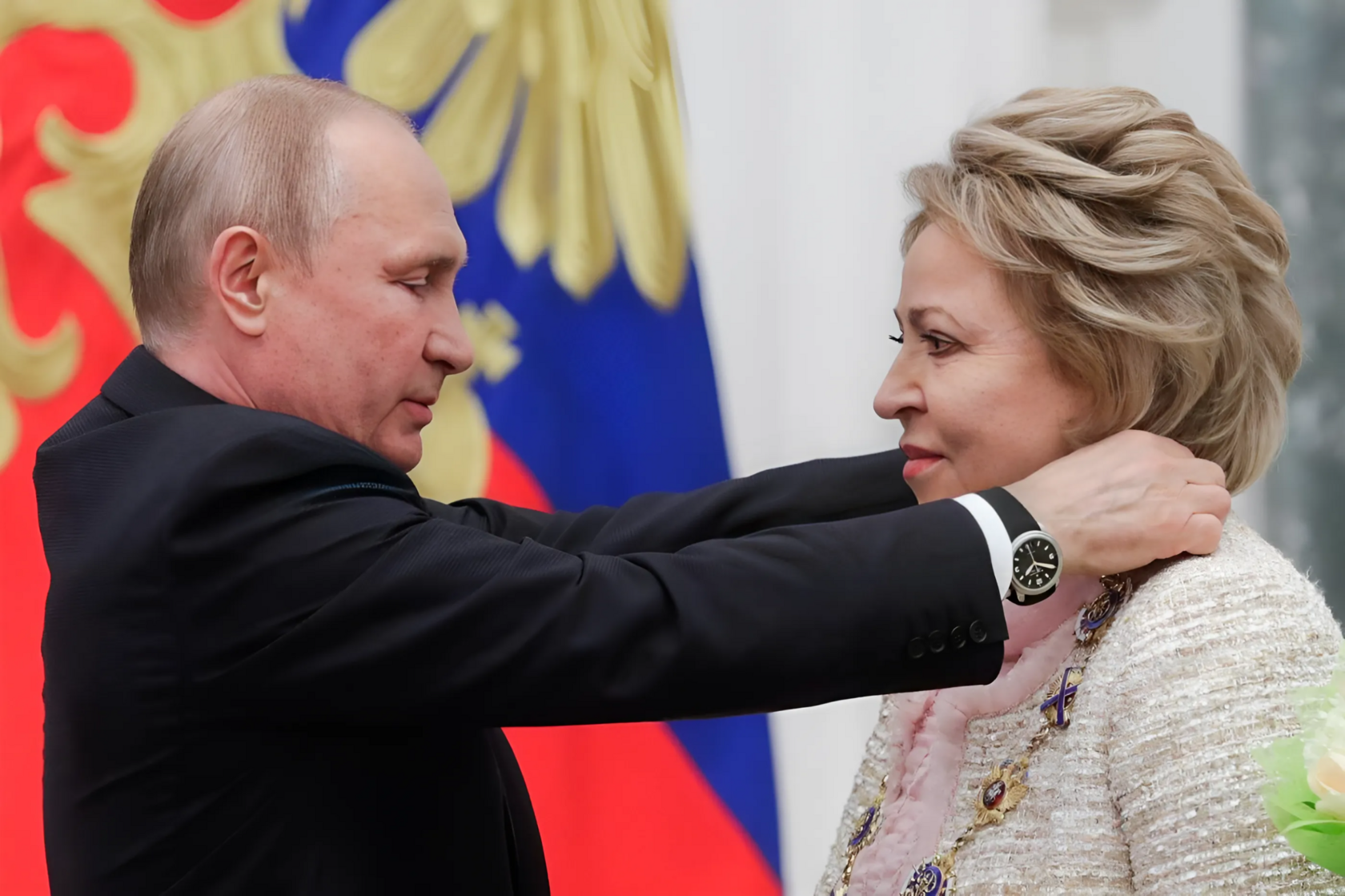 Путин вручает орден Валентине Матвиенко