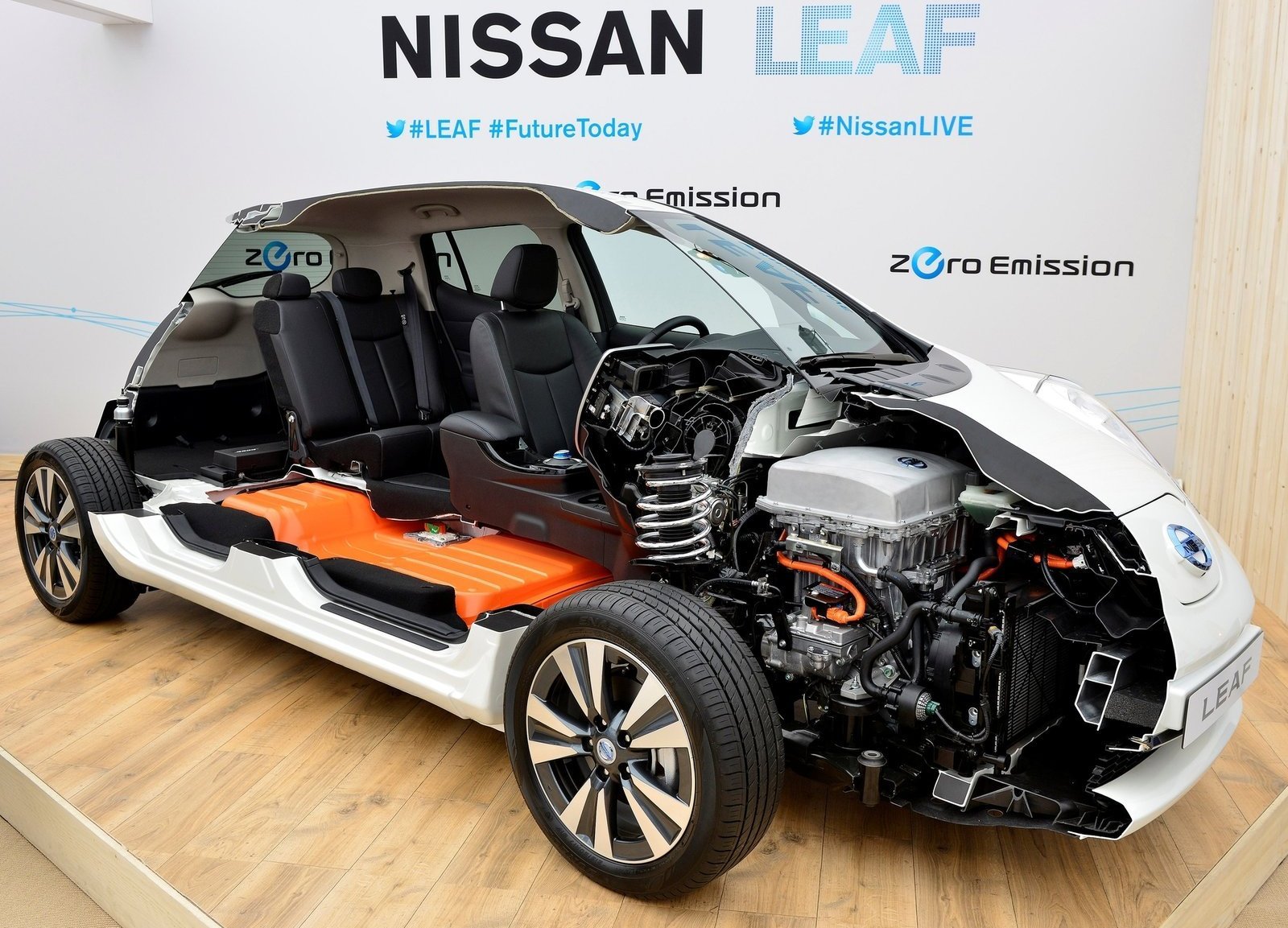 Устройство ниссан. Ниссан лиф 1 поколения. Nissan Leaf. Nissan Lift электро. Ниссан лиф электромобиль ходовая.