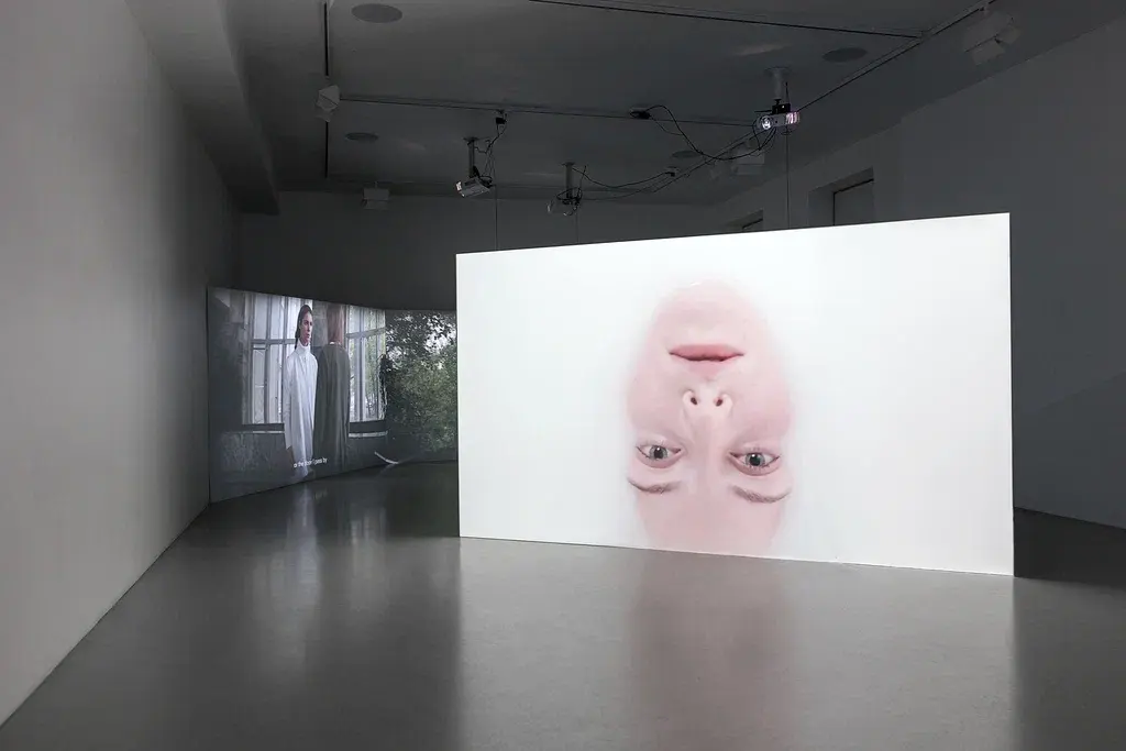 292 — Anna Nova Gallery