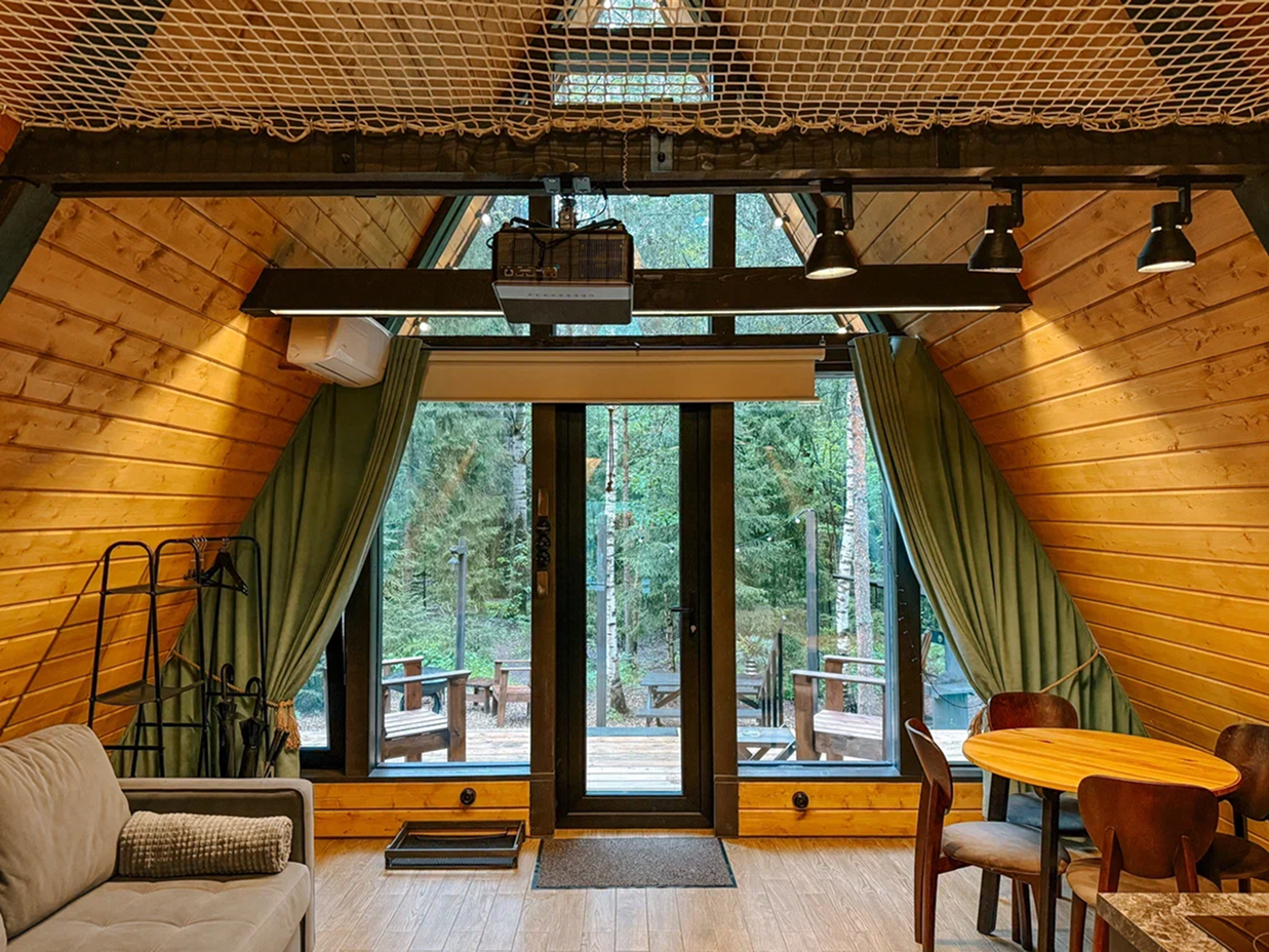 Треугольный домик в глэмпинге Под кронами