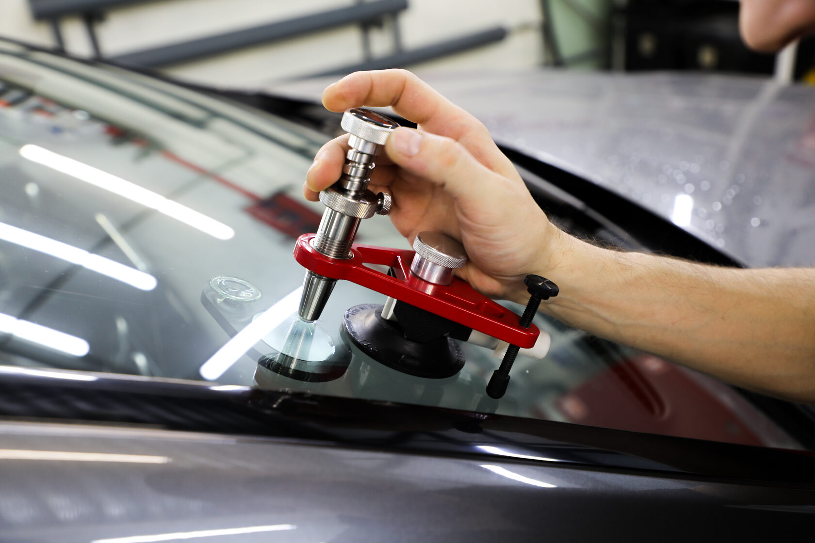Технология ремонта трещин на стеклах автомобиля