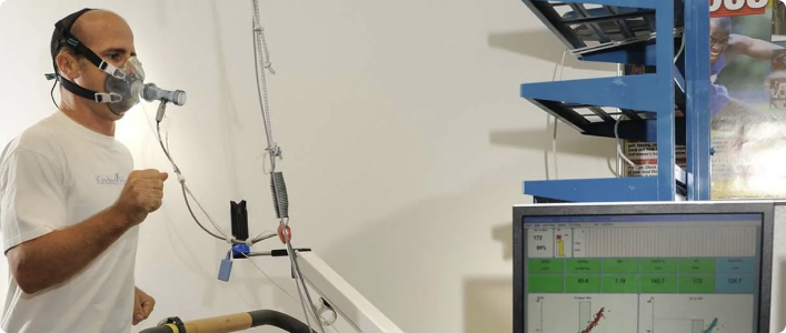 Мужчина бегает на беговой дорожке в помещении