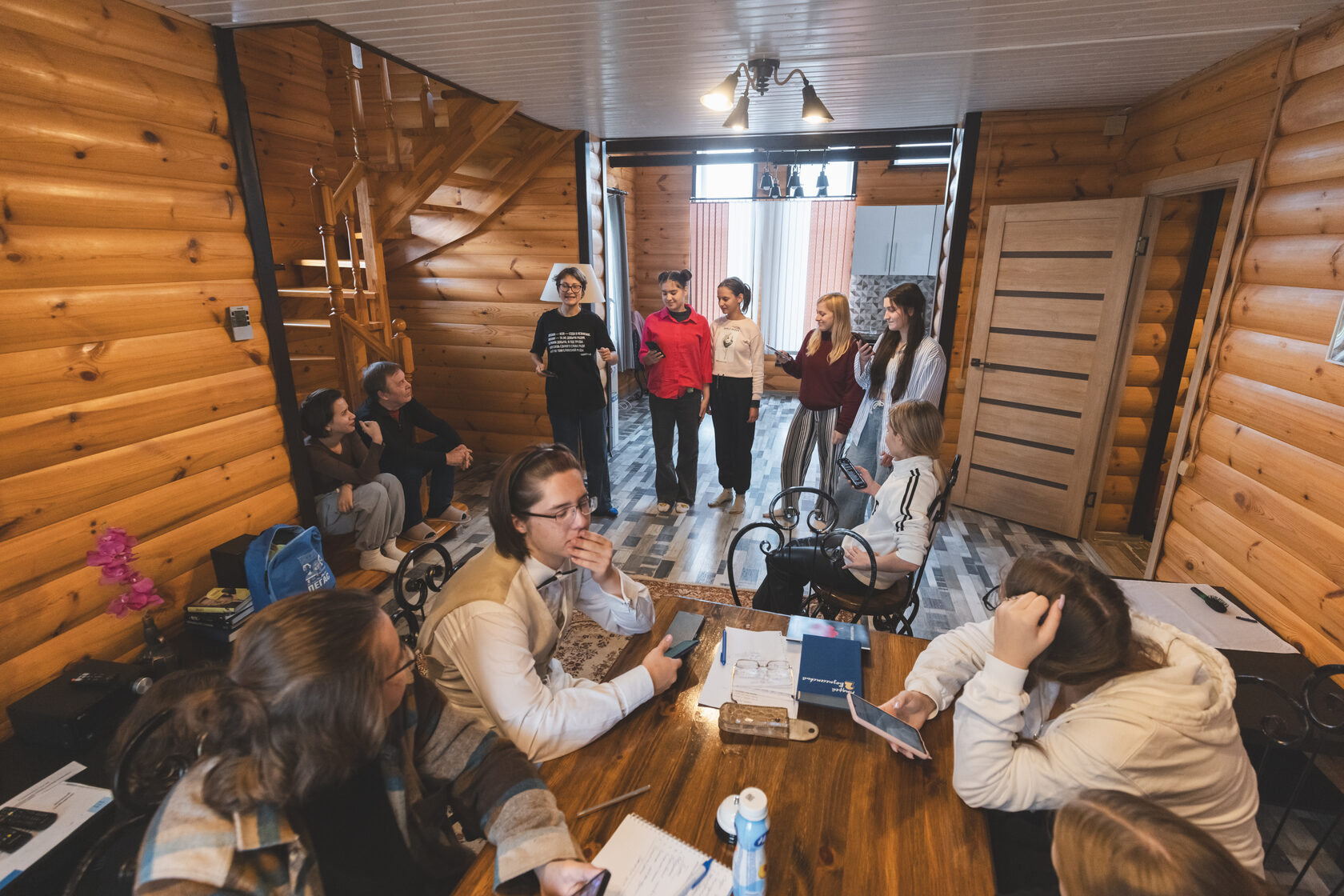 Момент обсуждения текстов с профессиональным литератором.