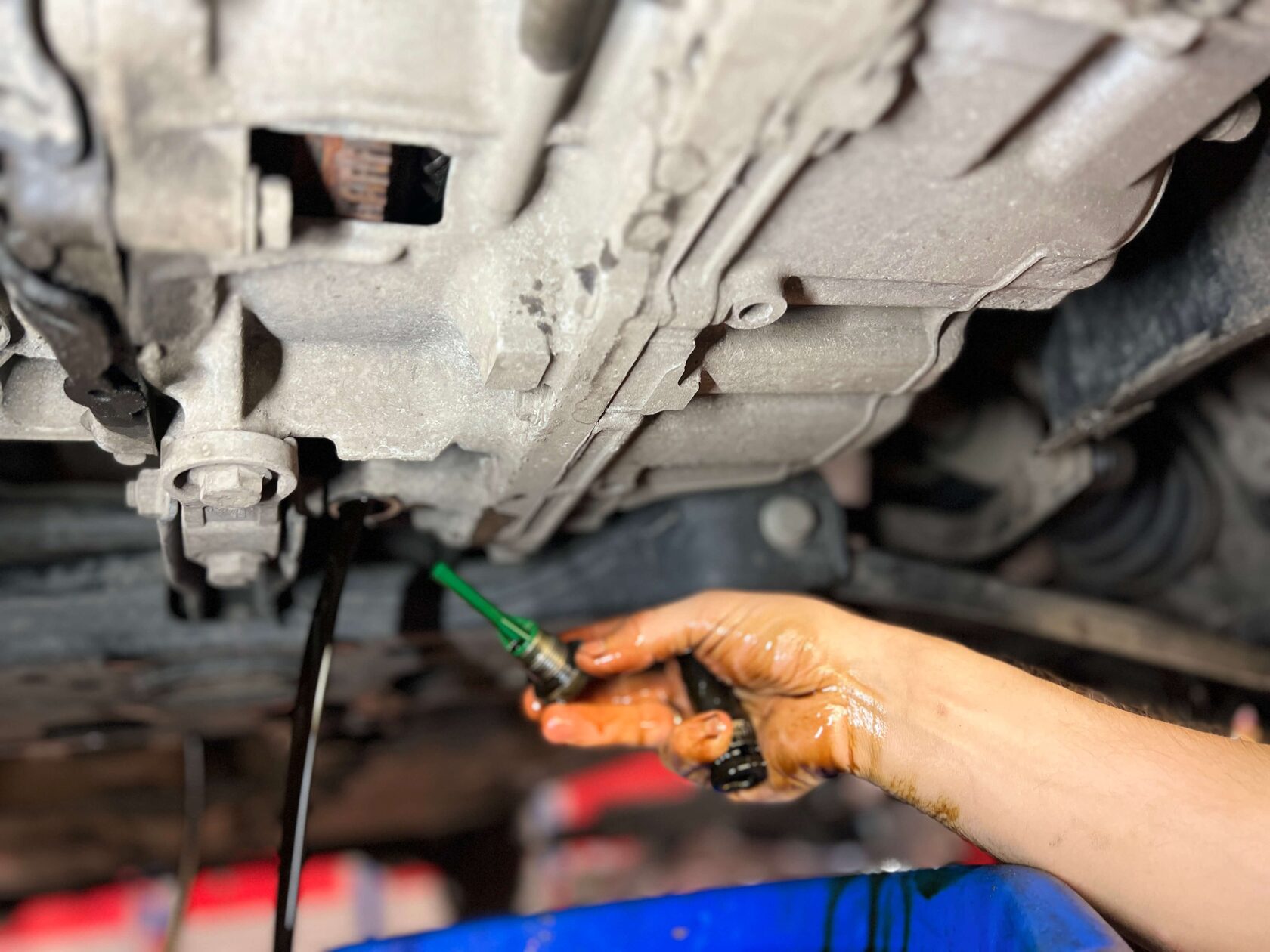 Слив старого масла через контрольный стакан