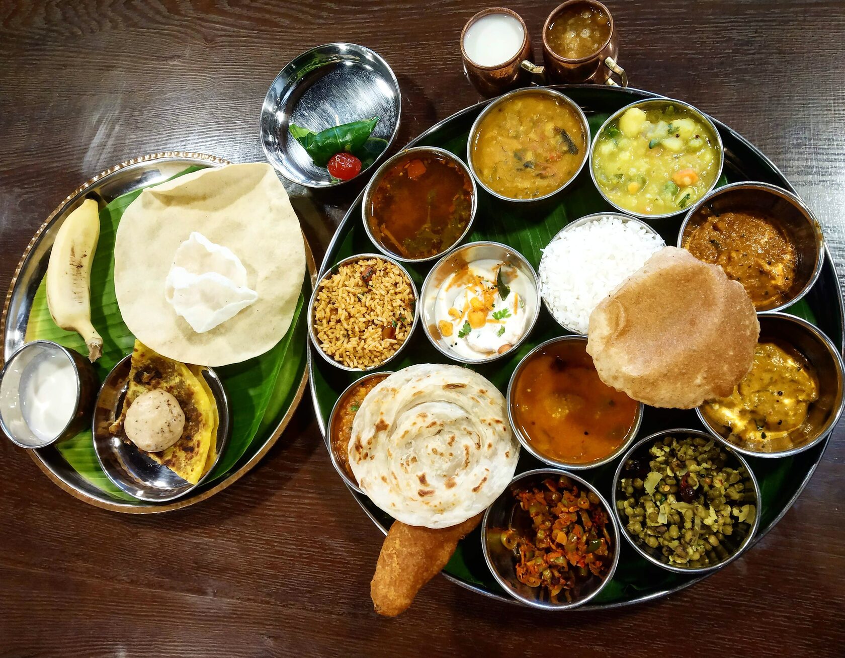 Homes food. Thali Dosa. Thali Dosa меню. Индийские блюда на листе. Индийское блюдо на подносе.