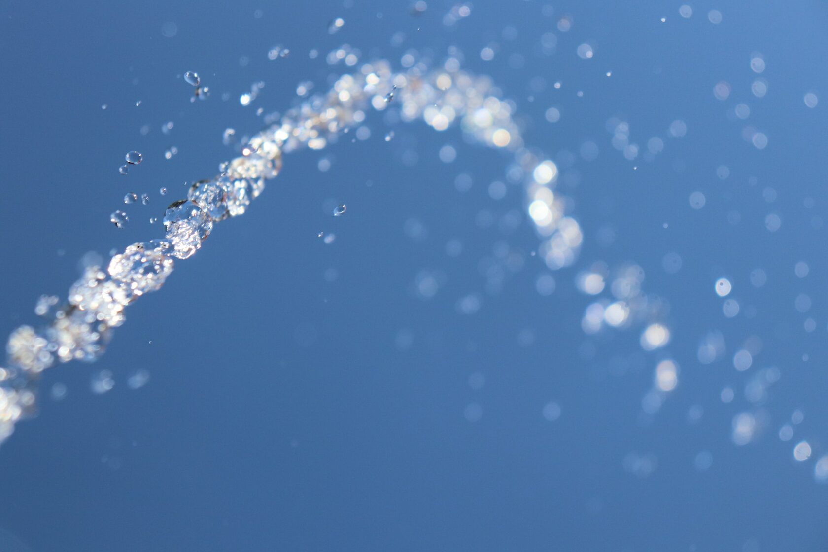 Вода насыщенная серебром. Кислород в воде. Фото пузырьков в воде. Всплеск воды с пузырьками. Пузырики воды на сером фоне.