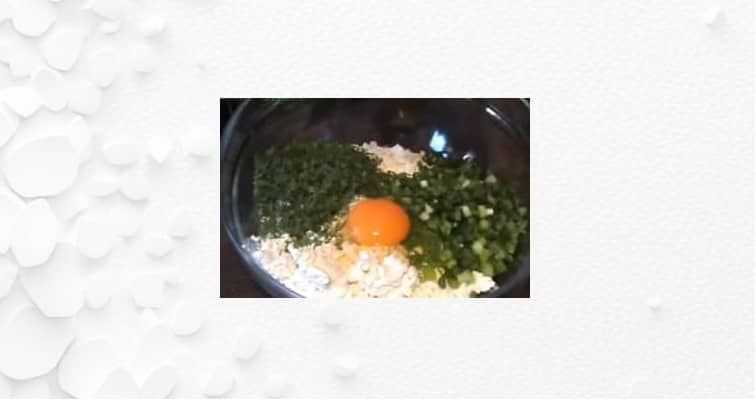 Приготовление рулетов из лаваша с творожной начинкой и зеленью в духовке: шаг 4