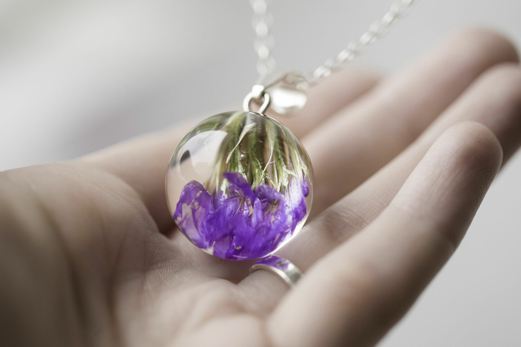 пузыри в смоле. сухоцветы в эпоксидной смоле. пузыри в смоле. шары из эпоксидной смолы. стеклянные шары сатоши томизу.