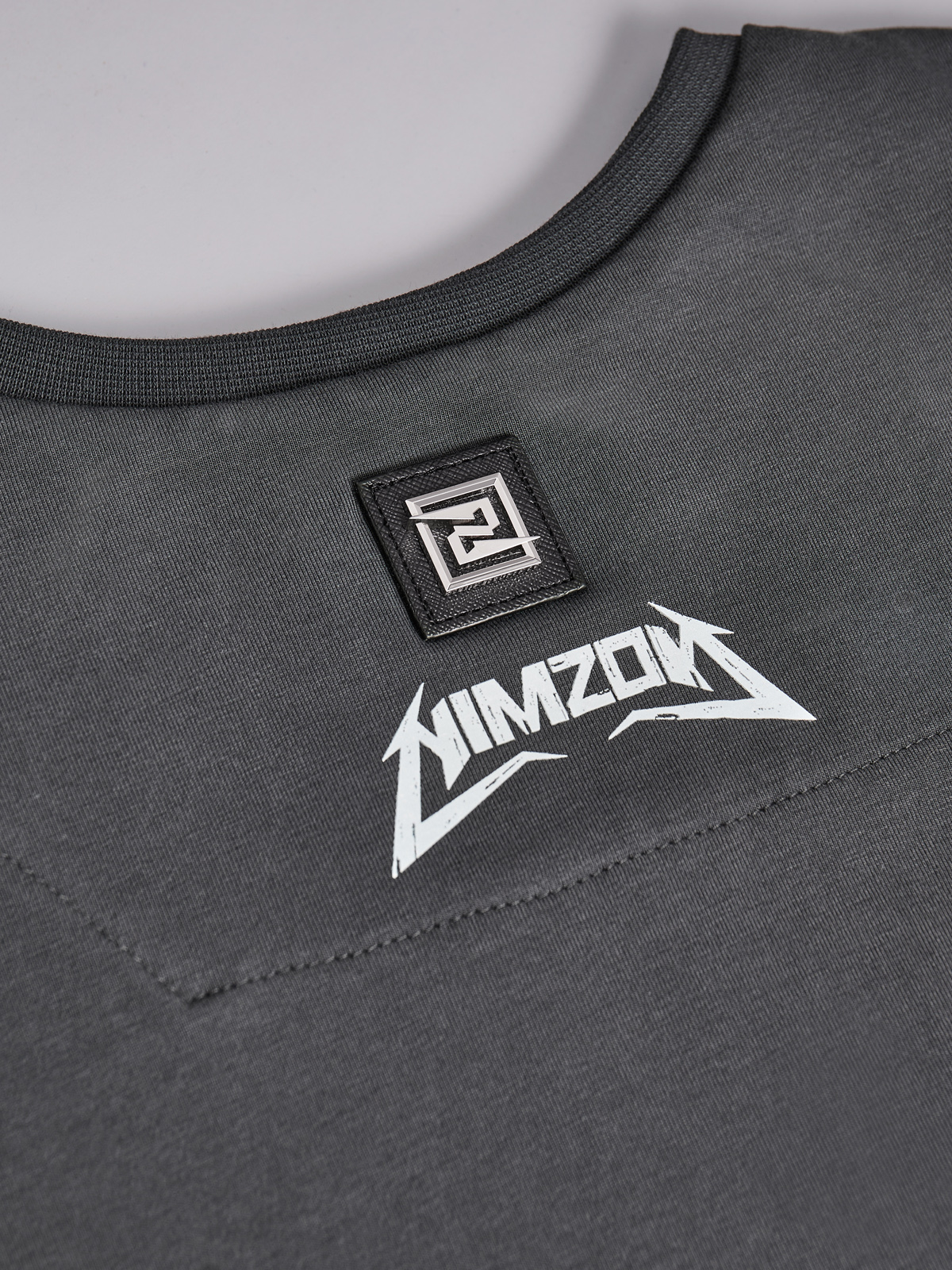 детальная съемка эмблем на футболке