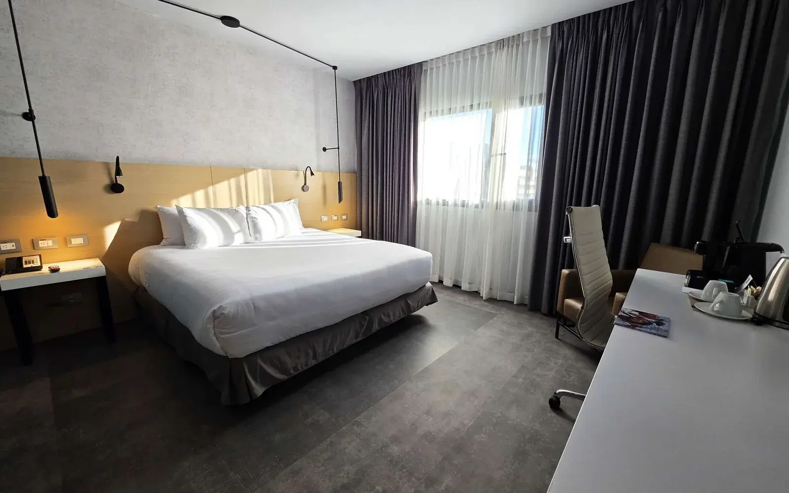 Номер с широкой кроватью, рабочим столом и окном, Novotel Bogota Parque 93