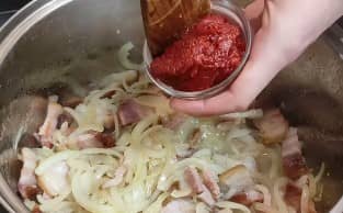 Приготовление супа солянки с копчёностями: шаг 5