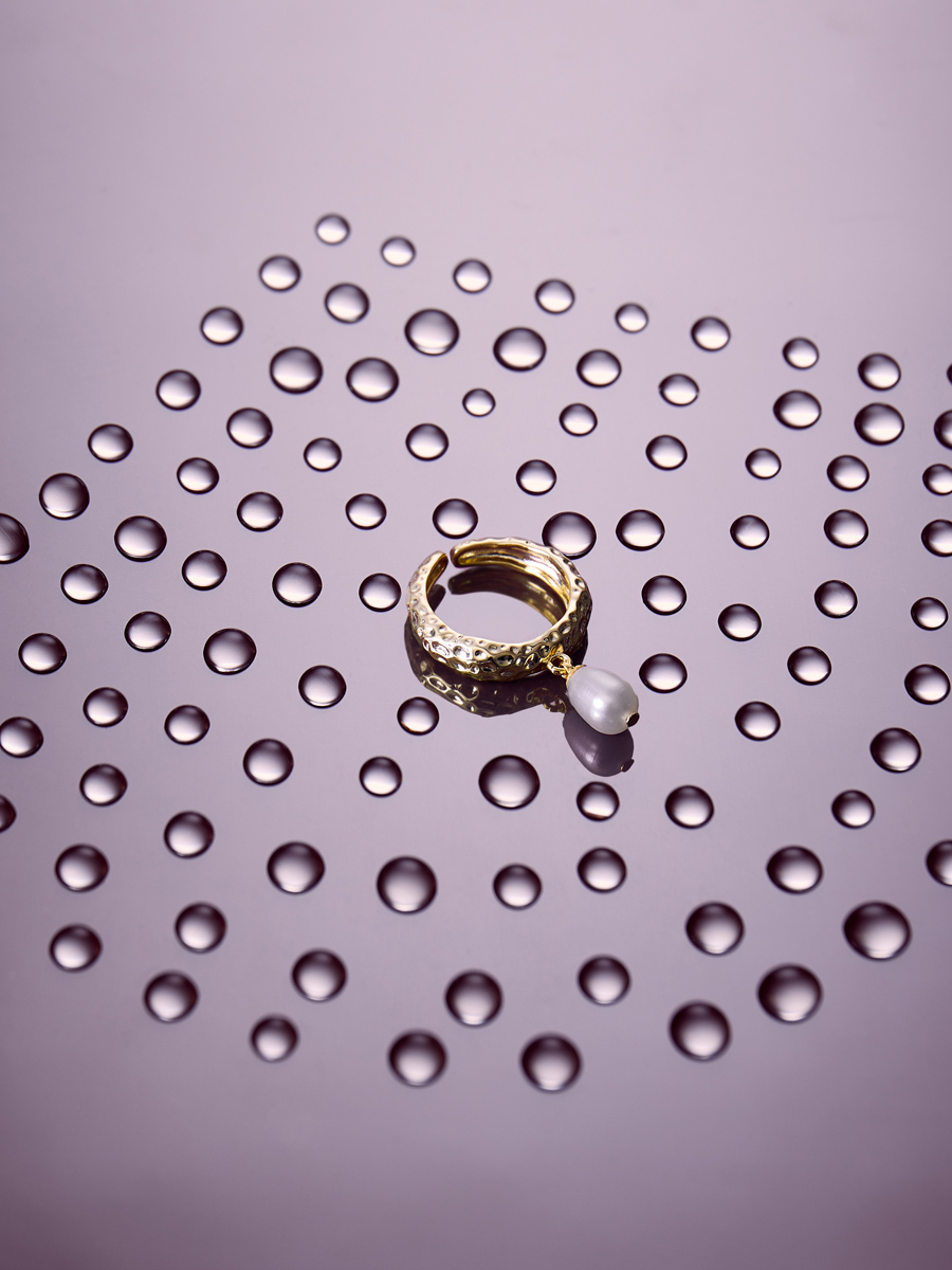 золотое кольцо на фоне с узором серый цвет