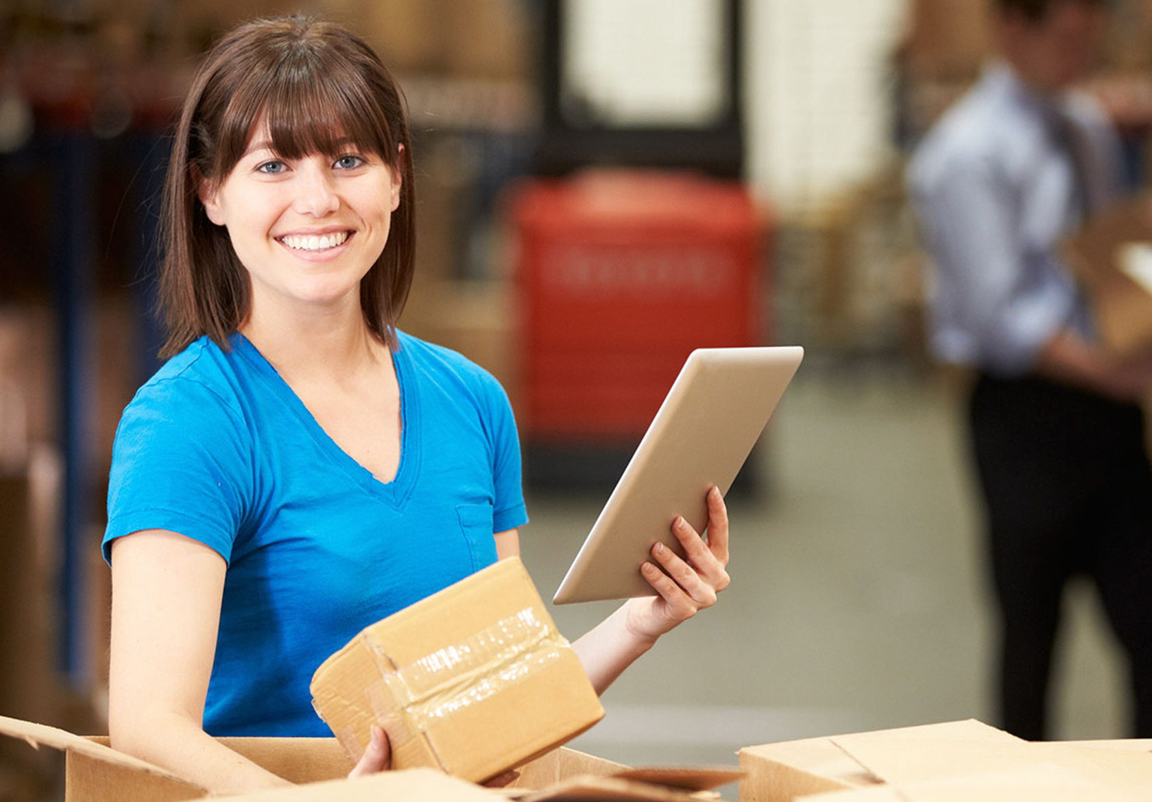 Женщина на складе. Работа на складе удаленно. Рабочий склада для презентации картинка. Сотрудник склада. Работа на складе удаленно.