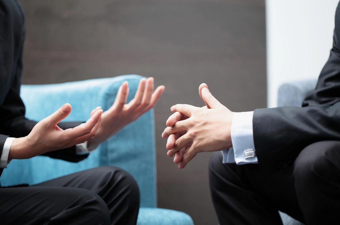 Как распознать ложь по жестам и мимике: признаки что человек врет