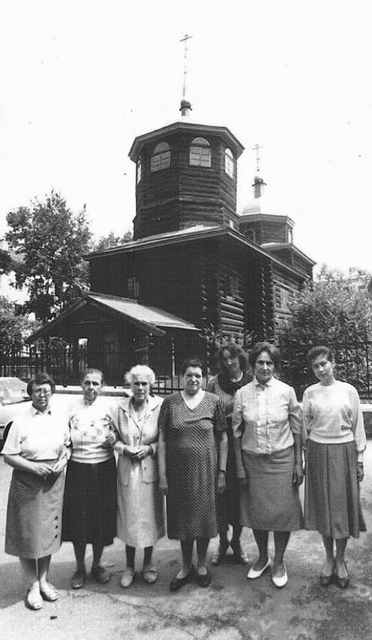 Сотрудницы музея на фоне здания Музея декабристов