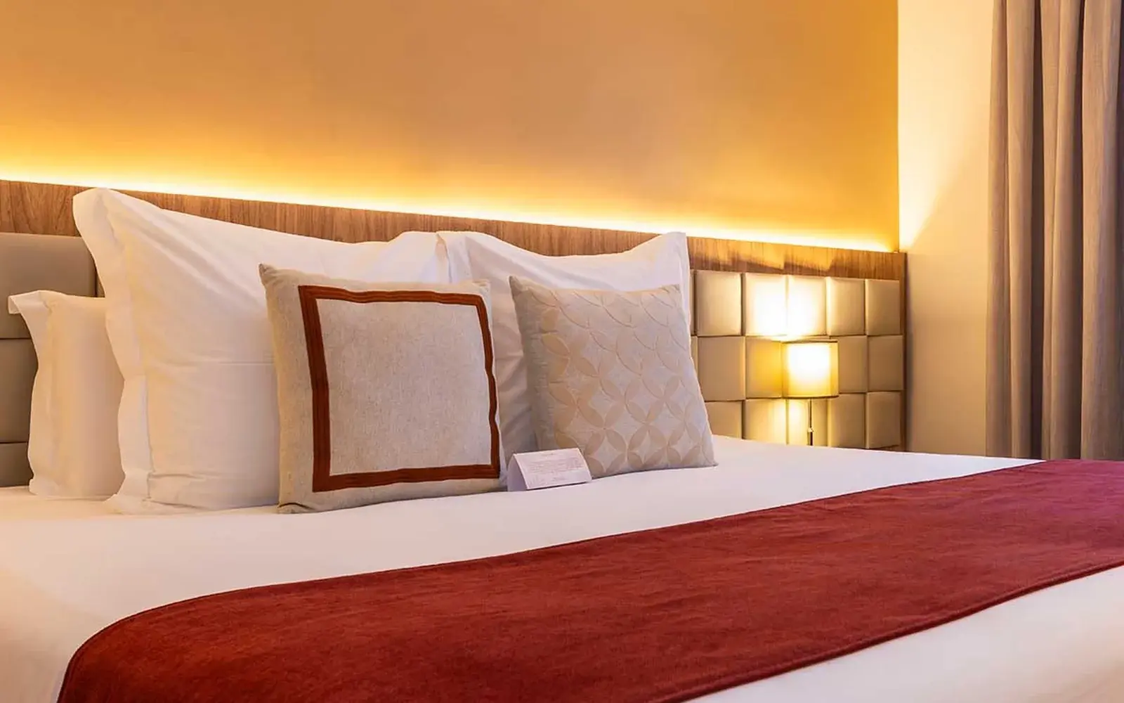 Номер с широкой кроватью и красной дорожкой на покрывале, Sanma Hotel