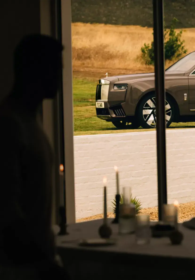 Вид сбоку на Rolls-Royce Cullinan Series II через окно