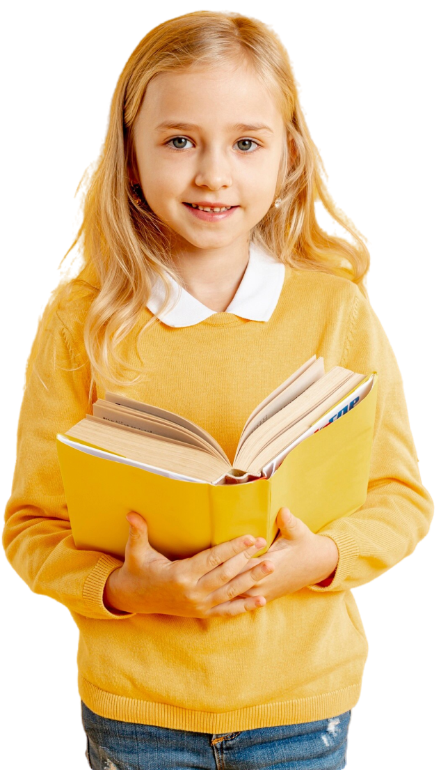 ребёнок с книгой, который изучает английский язык