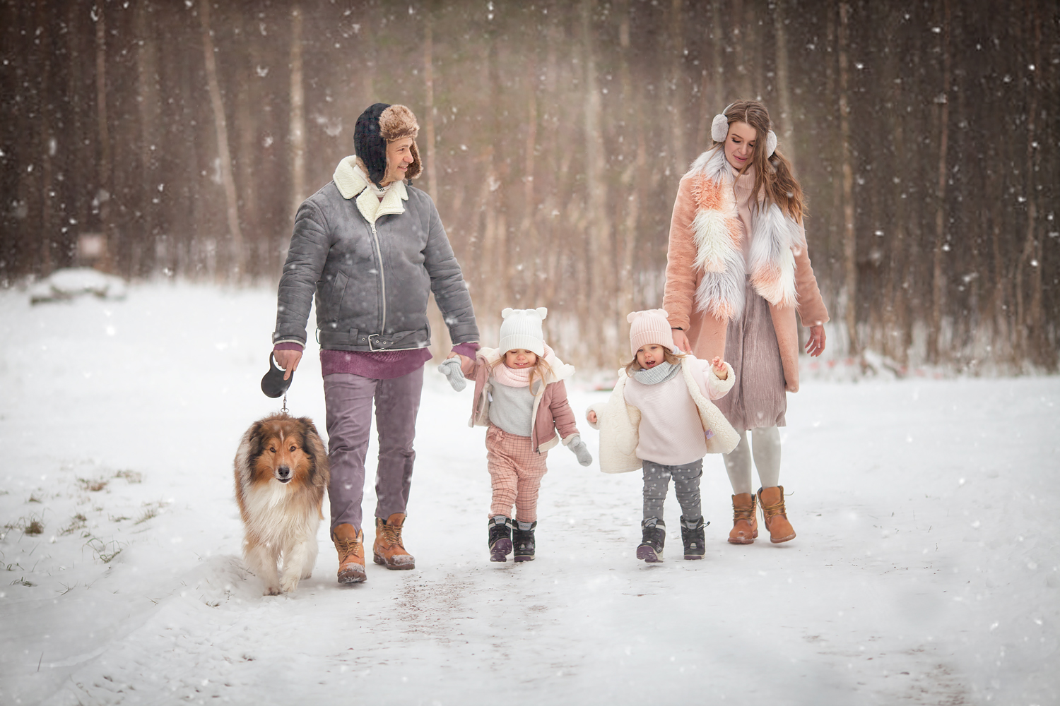 Зимняя прогулочная фотосессия семейная