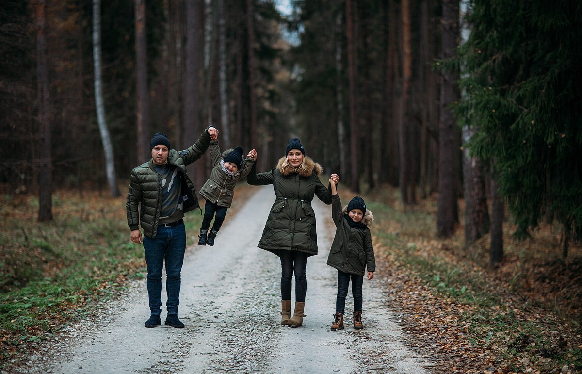 Улица друзей. Семейная прогулка в лесу. Семья на прогулке в лесу. Одежда для прогулки в лесу. Прогулка.