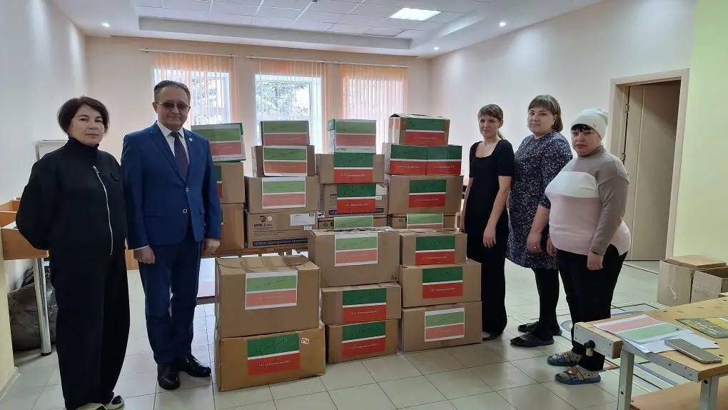 Медработники Актанышского района собрали гуманитарную помощь для участников СВО