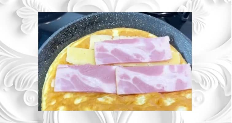 Приготовление завтрака с лепёшкой тортилья на сковороде: шаг 4