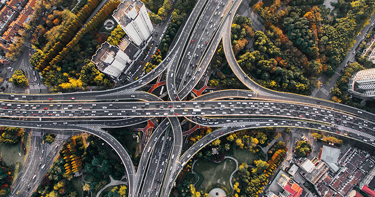 запутанный дорожный перекресток магистраль