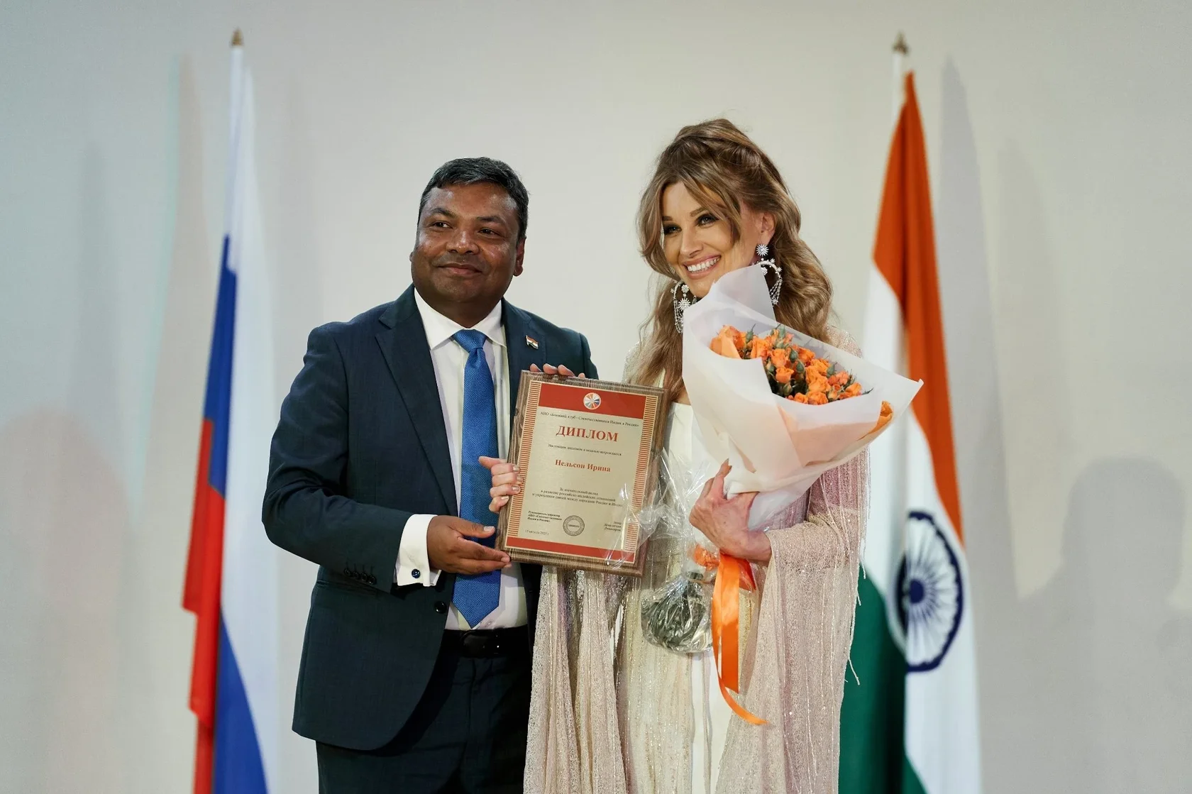 Gayatri получает диплом 