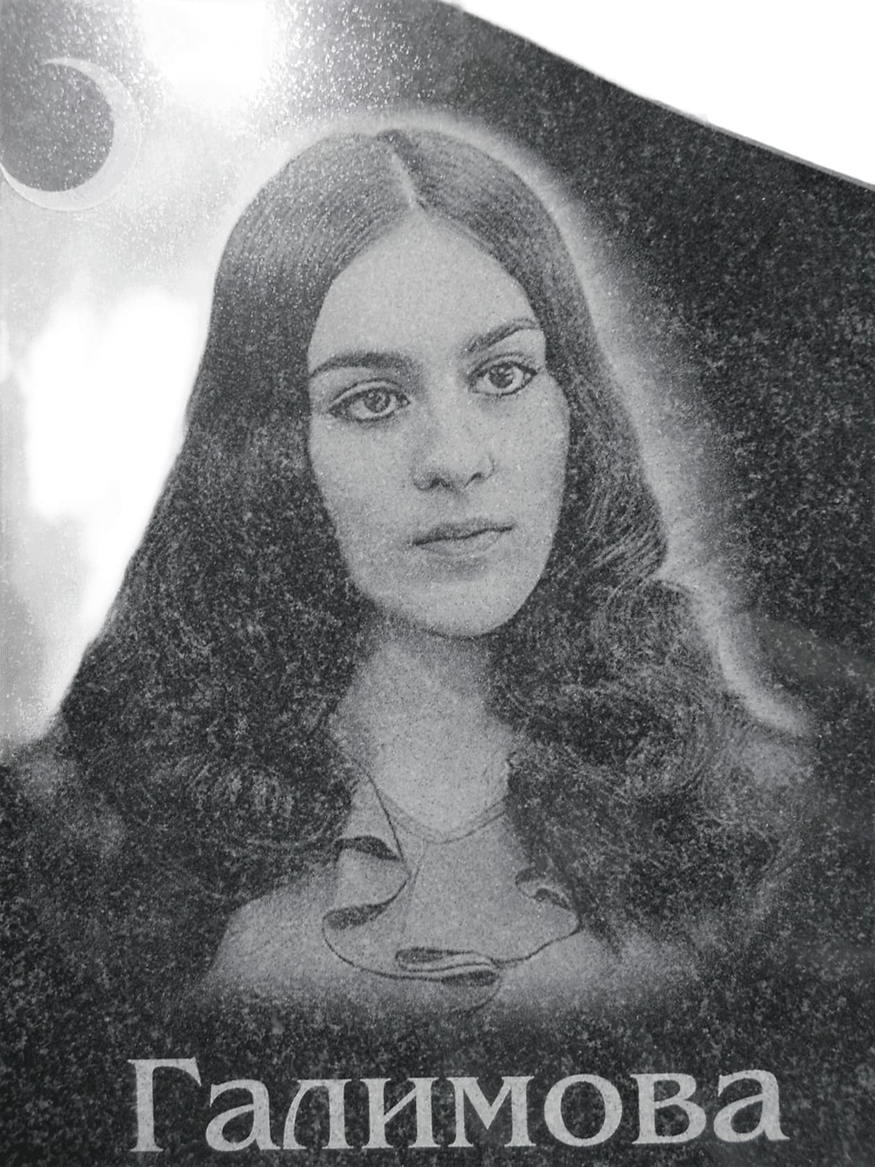 Памятник из Карельского гранита с вырубной формой, размер 800х450