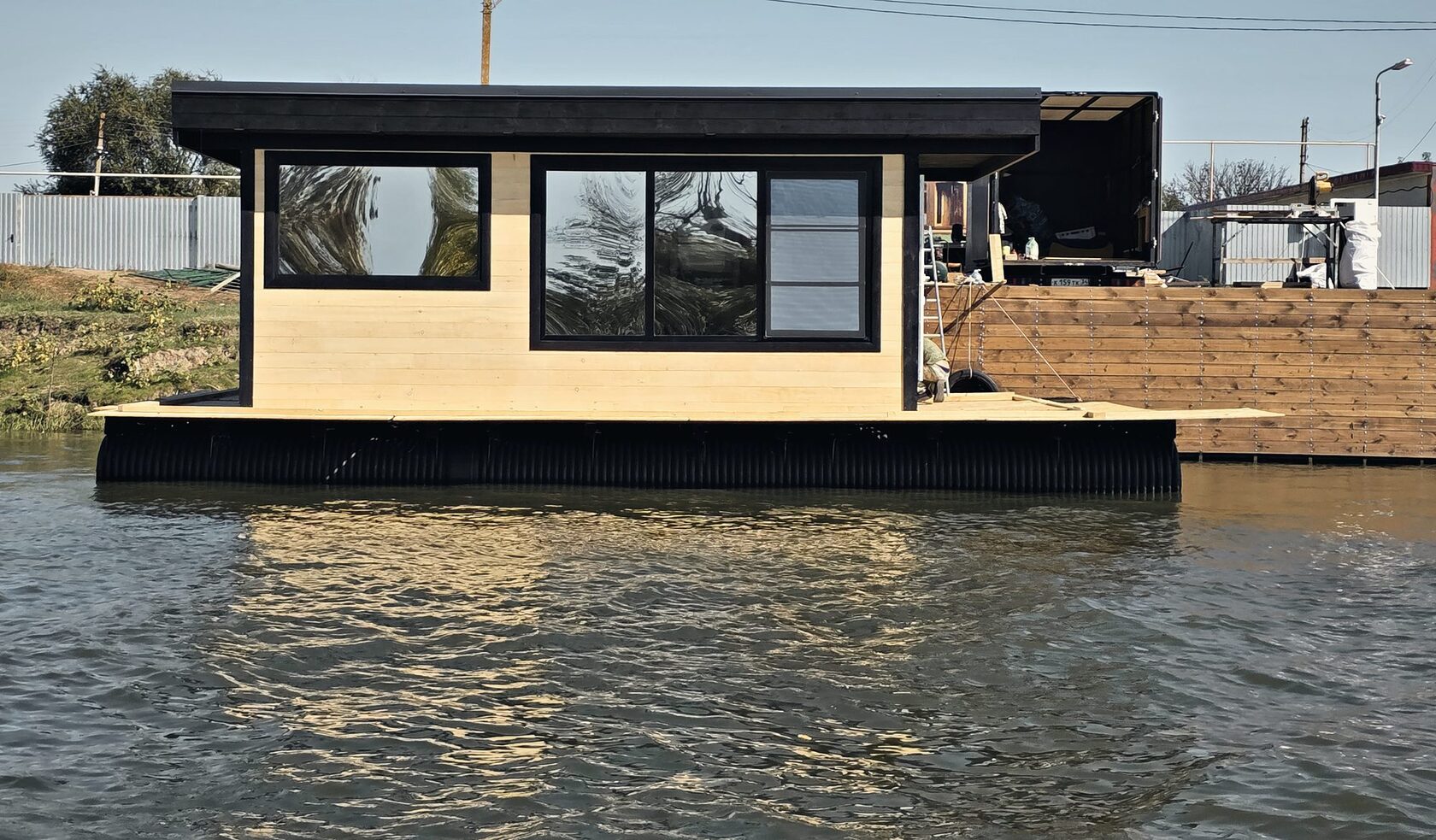 Фасад бани со стороны воды
