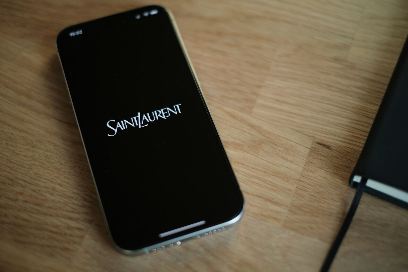 Детали лазерной гравировки на смартфоне крупным планом