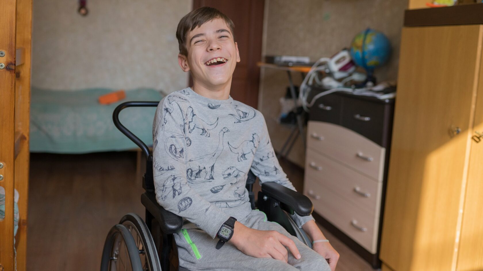 Юлия обнимает свою младшую дочку, касаясь своей щекой ее щеки. Девочка обхватывает маму рукой за голову