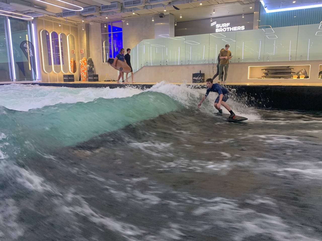 На волне москва. Surf brothers Skolkovo. Искусственная волна в Сколково. Искусственная волна для серфинга Сколково. Surfbrothers, Москва.