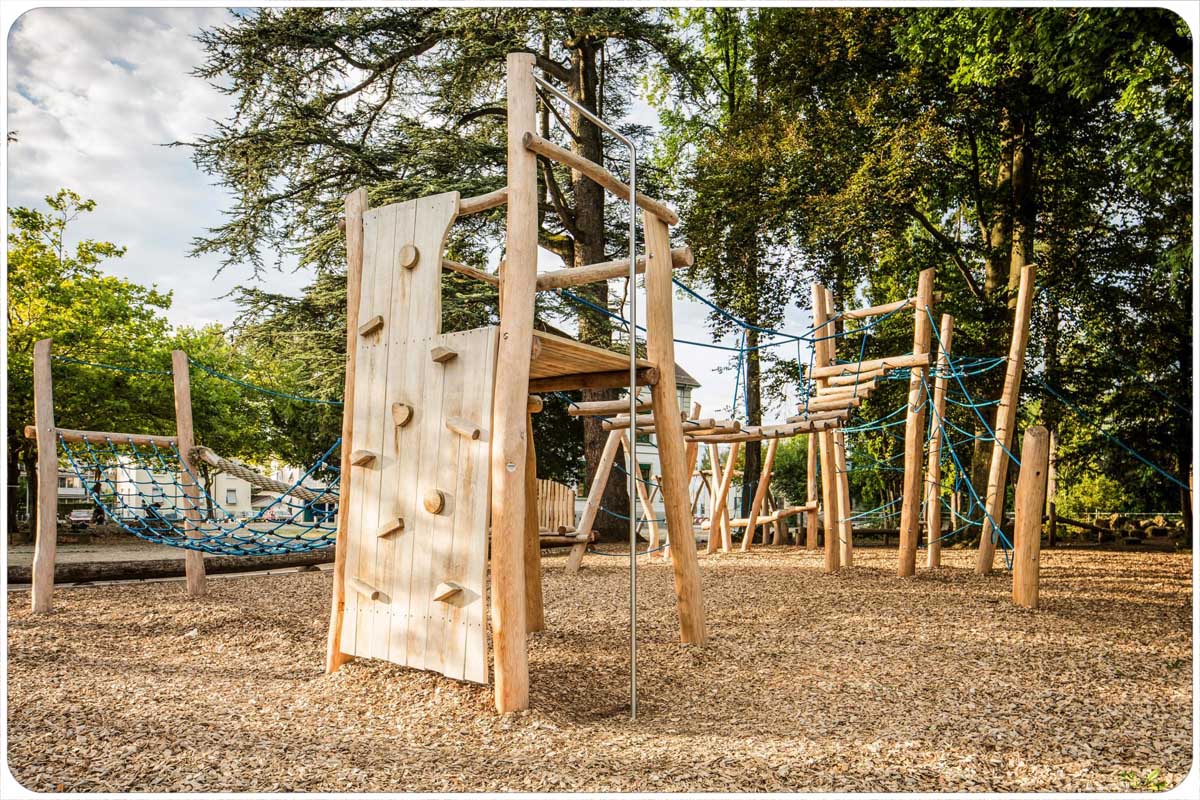 фото детской площадки из дерева