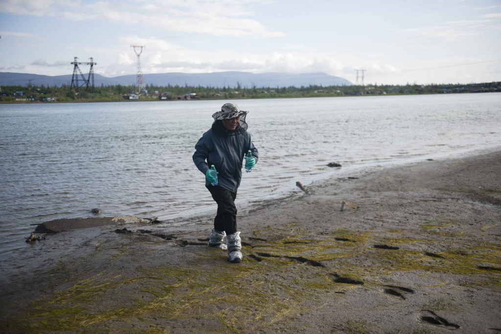 Collection of samples from the Norilskaya River during the Russian-Chinese expedition to the Arctic.