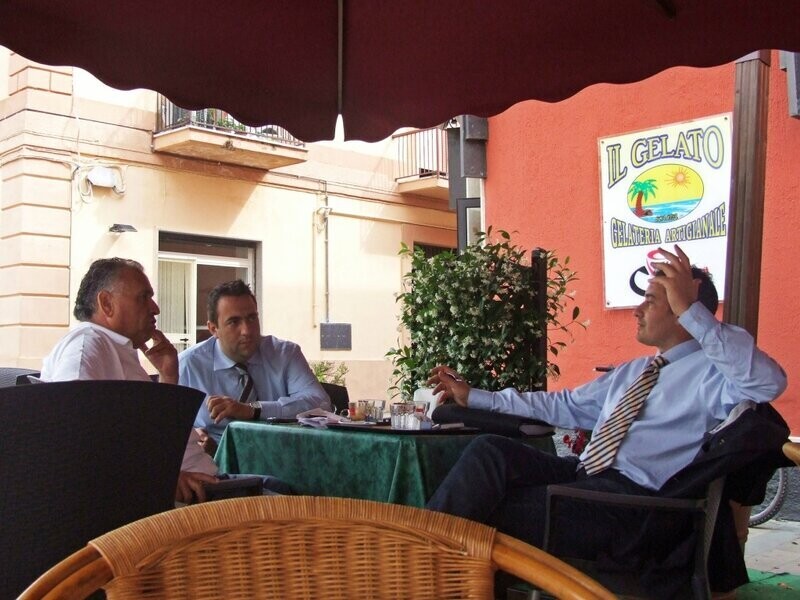 Итальянцы в кафе