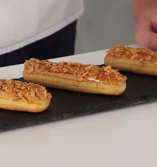 Эклеры с малиной, шоколадом и карамельным хрустом