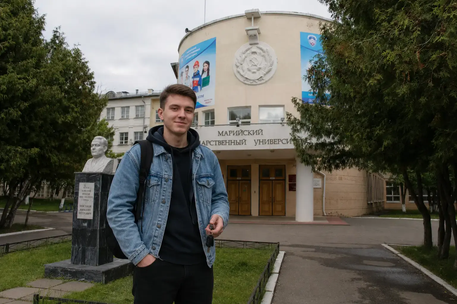 Студент у Марийского государственного университета с ключами от автомобиля — курс вождения в Йошкар-Оле