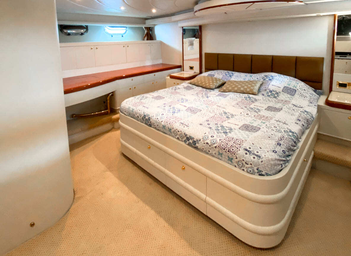 каюта на яхте оклеенная в плёнку