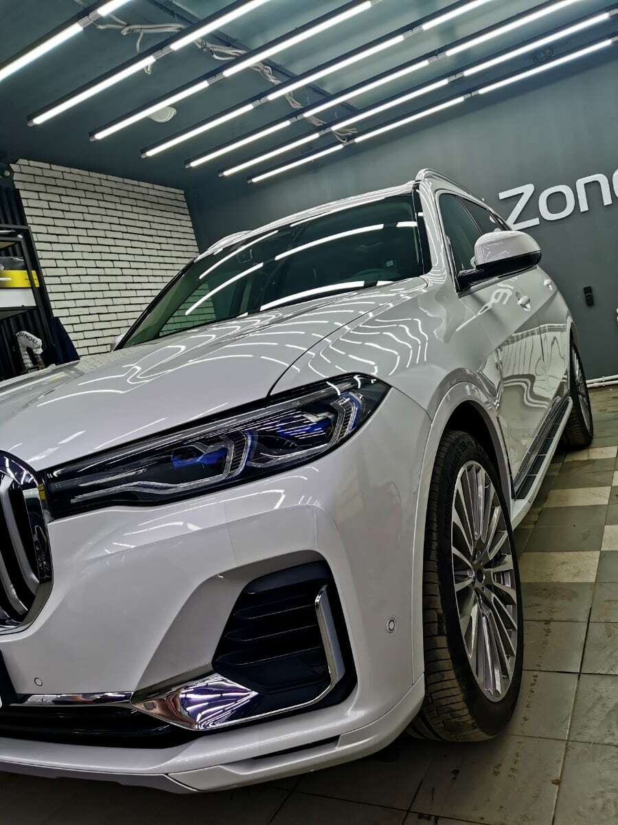 Статный, белый внедорожник BMW оклеен защитной пленкой Justwrap™ Hard190