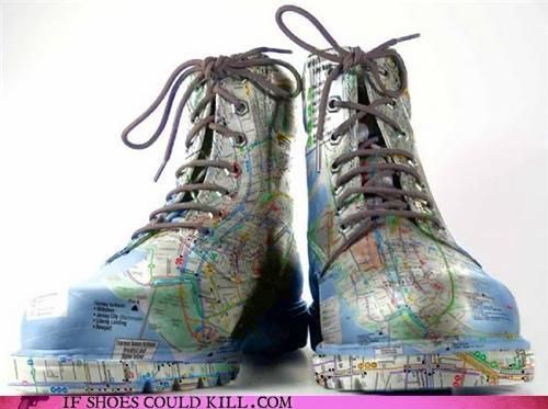 ботинки с картой на поверхности