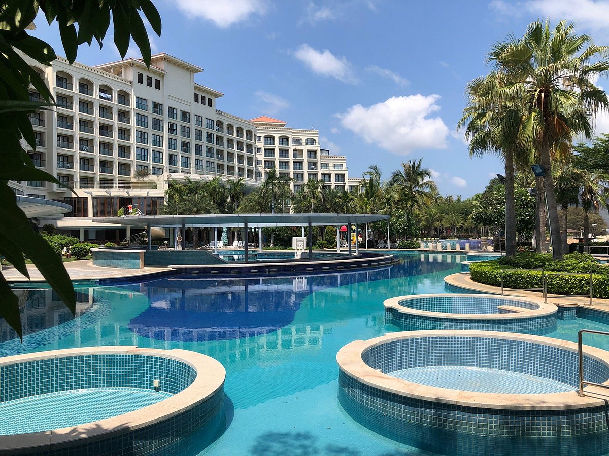 Lan resort sanya. Holiday Inn Sanya Bay. Отель Baohong Hotel Sanya 4. Отель Кактус Хайнань. Хайнань отели рядом с морем.