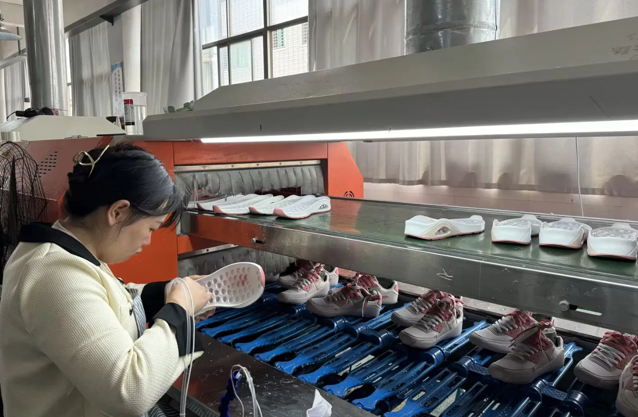 Поставка кроссовок из Китая оптом