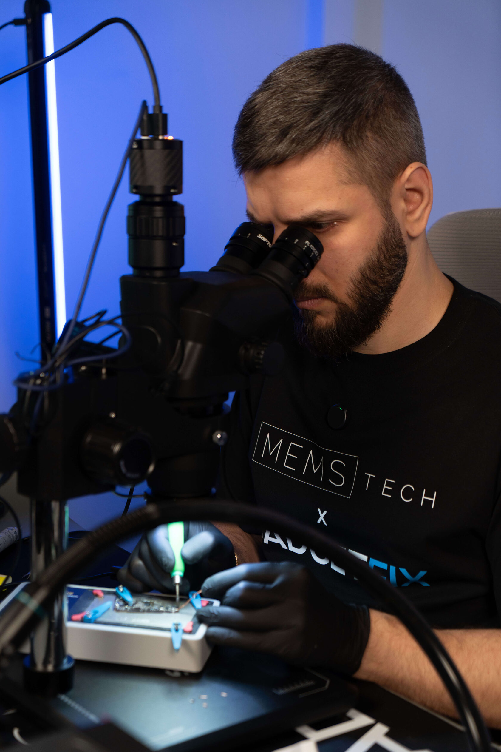 Мастер GadgetFix за микроскопом