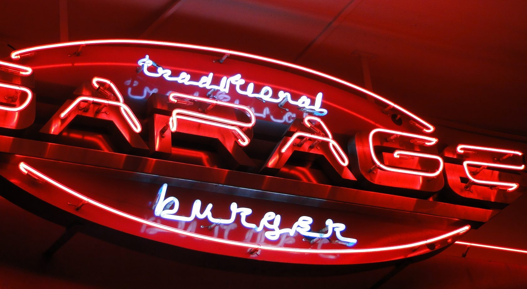 Неоновые буквы